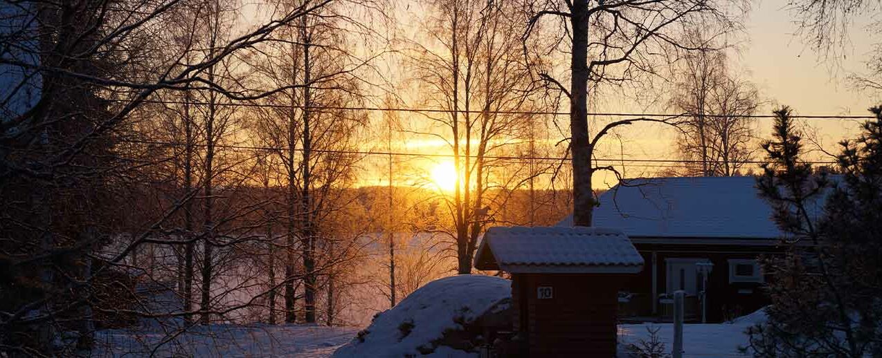 Sonnenaufgang an einem verschneiten Wintertag in Finnland. (Foto: Lisa Bungarten)