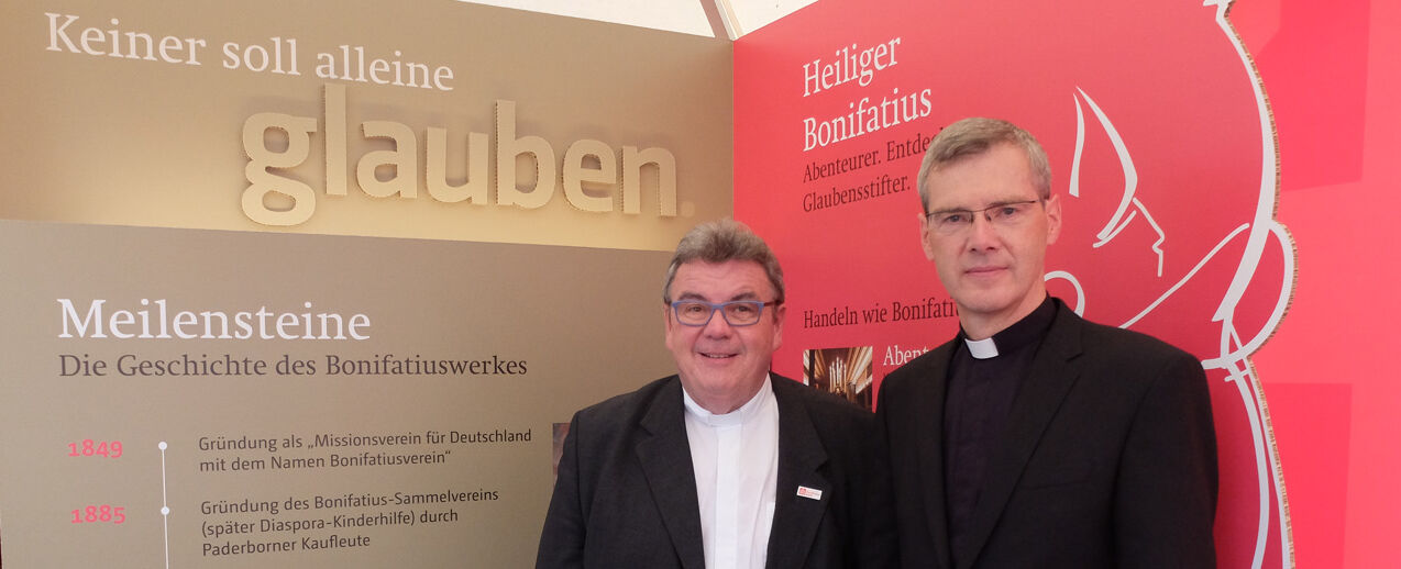 Bischof Heiner Wilmer (r.) wurde am Stand des Bonifatiuswerkes zu Libori von Generalsekretär Monsignore Georg Austen begrüßt. Foto: Stieneke