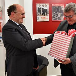 Msgr. Georg Austen gratuliert seinem Kollegen in der Geschäftsführung. (Foto: Sr. Theresita M. Müller)