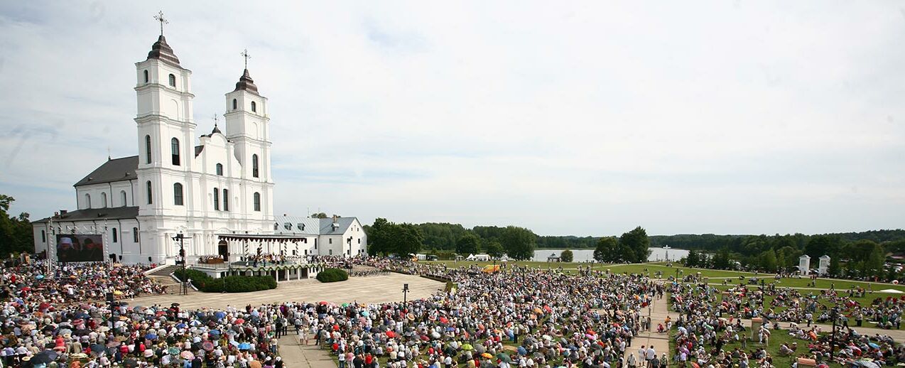 Auf einem Hügel befindet sich das geistige Zentrum der lettischen Katholiken: die Kirche von Aglona. Jährlich strömen Tausende Pilger aus allen Landesteilen dorthin, um an Mariä Himmelfahrt zusammenzukommen. (Foto: Markus Nowak)
