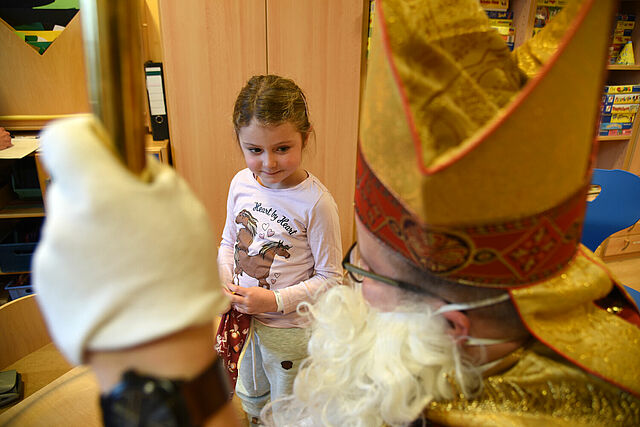 Die kleine Lia freut sich über den Besuch vom Nikolaus in der Kinderklinik (Foto: Theresa Meier)