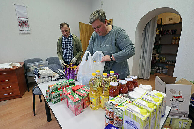 Generalsekretärin Inese Motte beim Zusammenstellen von Lebenmittelpaketen für ukrainische Geflüchtete in Riga. (Foto: M. Nowak)