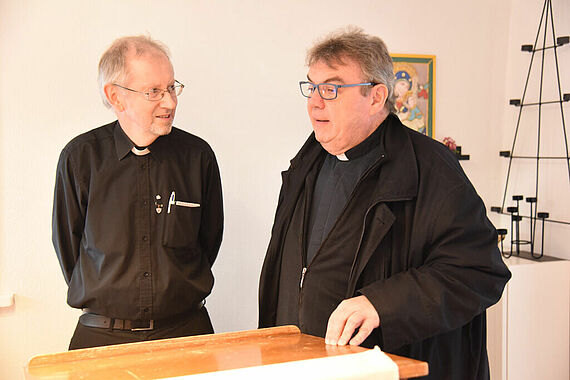 Pastor Denis O-Leary und Msgr. Georg Austen im Gespräch über den geplanten Kirchneubau. (Foto: Theresa Meier)