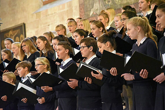 Der Kinder- und Jugendchor Erfurt und der Lettische Frauenchor BALTA begleiteten das Pontifikalamt musikalisch. Foto Patrick Kleibold