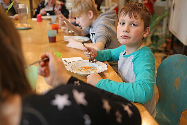 Für den neunfährigen Ben* ist der CaT Mittagstische die einzige warme Mahlzeit am Tag. (Foto: Markus Nowak)