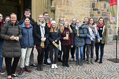 Ehemalige Nordeuropa-Praktikanten vor dem St. Petrus Dom Osnabrück mit Referentin Julia Jesse (3. v. l.). Foto: Theresa Meier