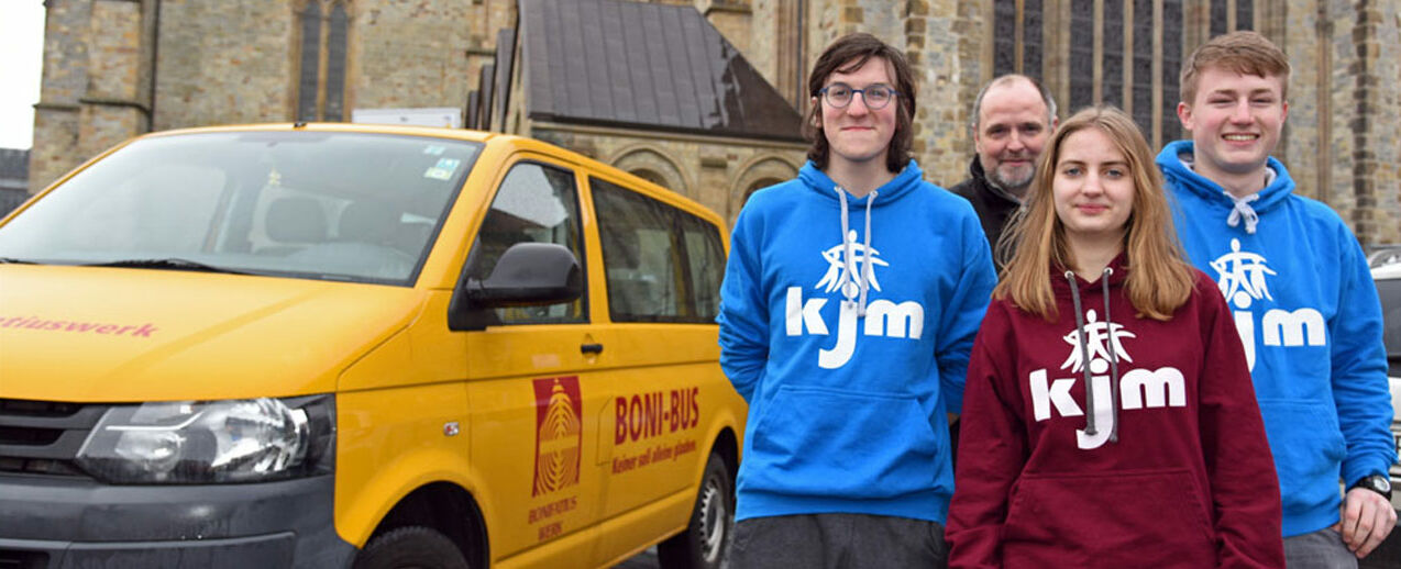 Jakob Gaberle (links), Torben Knaak (17) aus Boizenburg und Johanna Schmitz zusammen mit Matthias Micheel vorm Dom in Padeborn. Foto: Patrick Kleibold