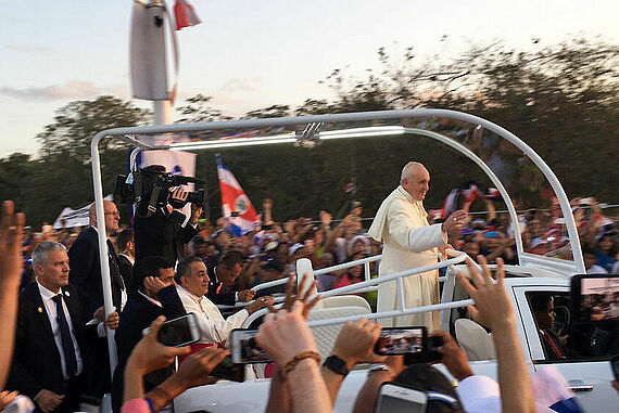 Der Papst grüßt die Teilnehmer des Weltjugendtages Foto: Jule Müller 