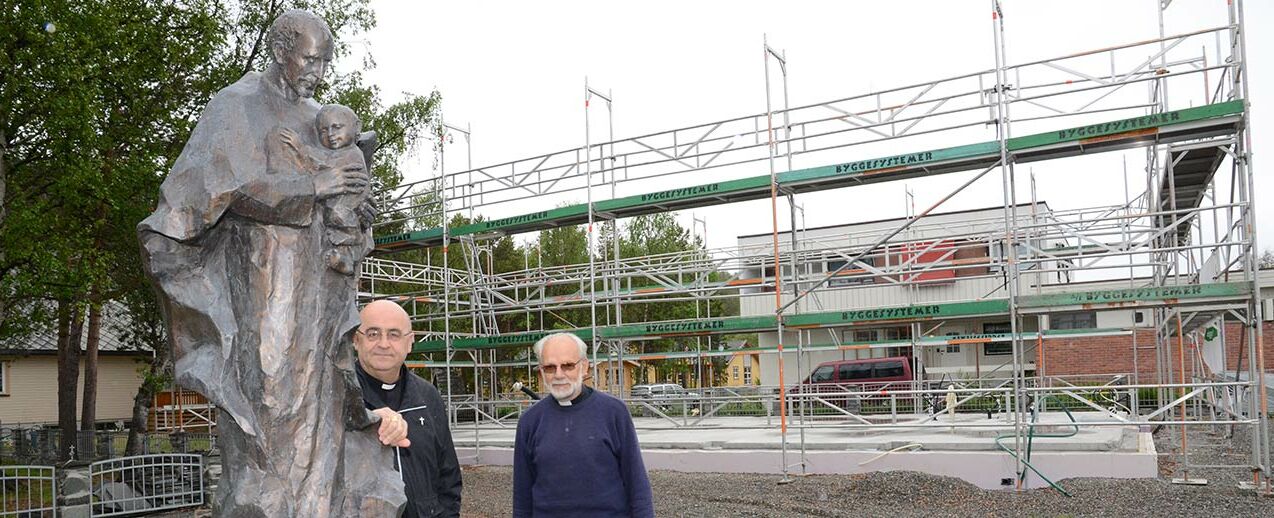 Altas Priester Wojciech Egiert (rechts) und Tromsøs Bischof Berislav Grgić auf dem Grundstück der neuen Kirche. (Foto: Alfred Herrmann)