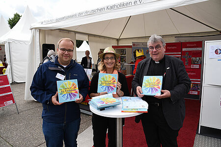 Julian Heese, Yvonne Willicks und Monsignore Georg Austen signierten ihr Buch. (Foto: Simon Helmers)