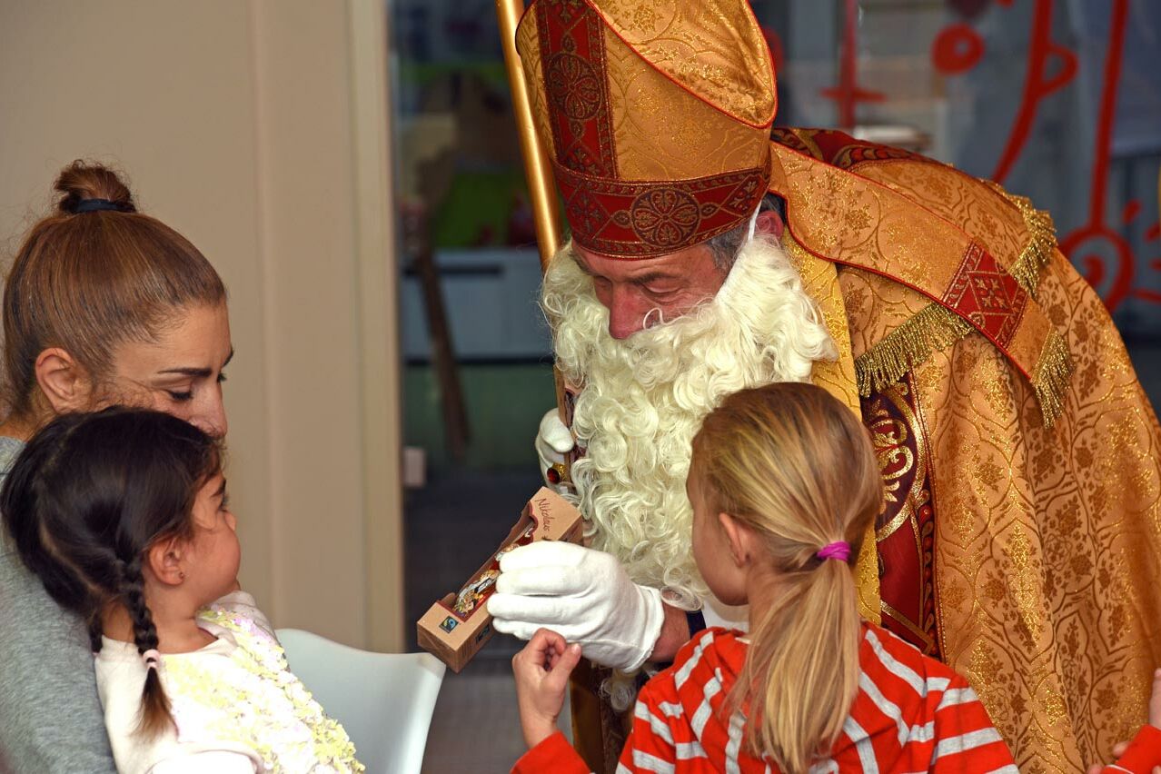 Der Heilige Nikolaus überreichte für die vom FuD unterstützten Kinder einen Schokoladennikolaus. (Foto: Patrick Kleibold)