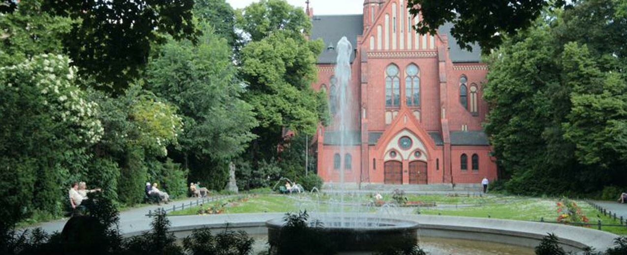 Im Berliner Stadtteil Wilmersdorf, liegt inmitten einer "grünen Insel" die Kirche St. Ludwig. Die Pfarrei wurde seit 1986 von den Franziskaner betreut. (Bild: Deutsche Franziskanerprovinz)