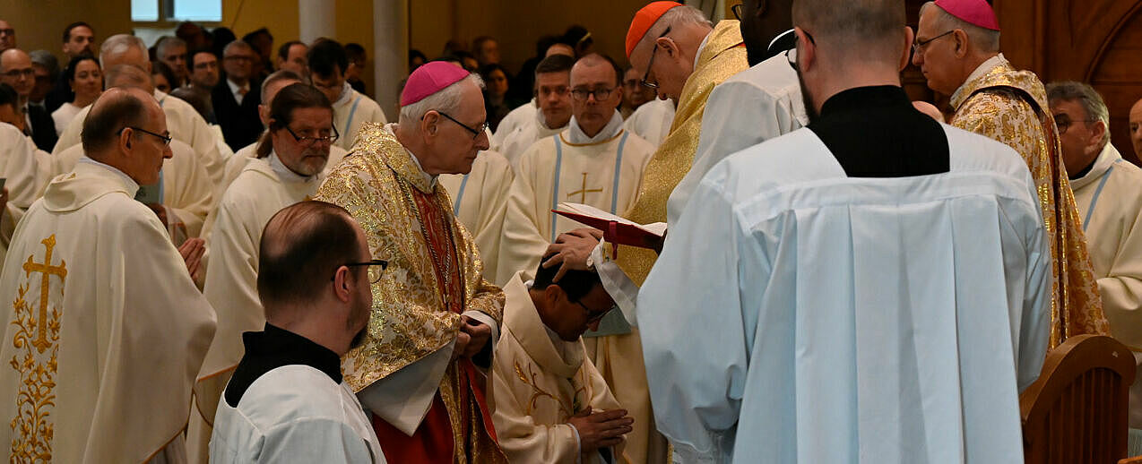 Kardinal Anders Arborelius OCD spendet Raimo Goyarrola die Bischofsweihe. (Foto: Marko Tervaportti FM)