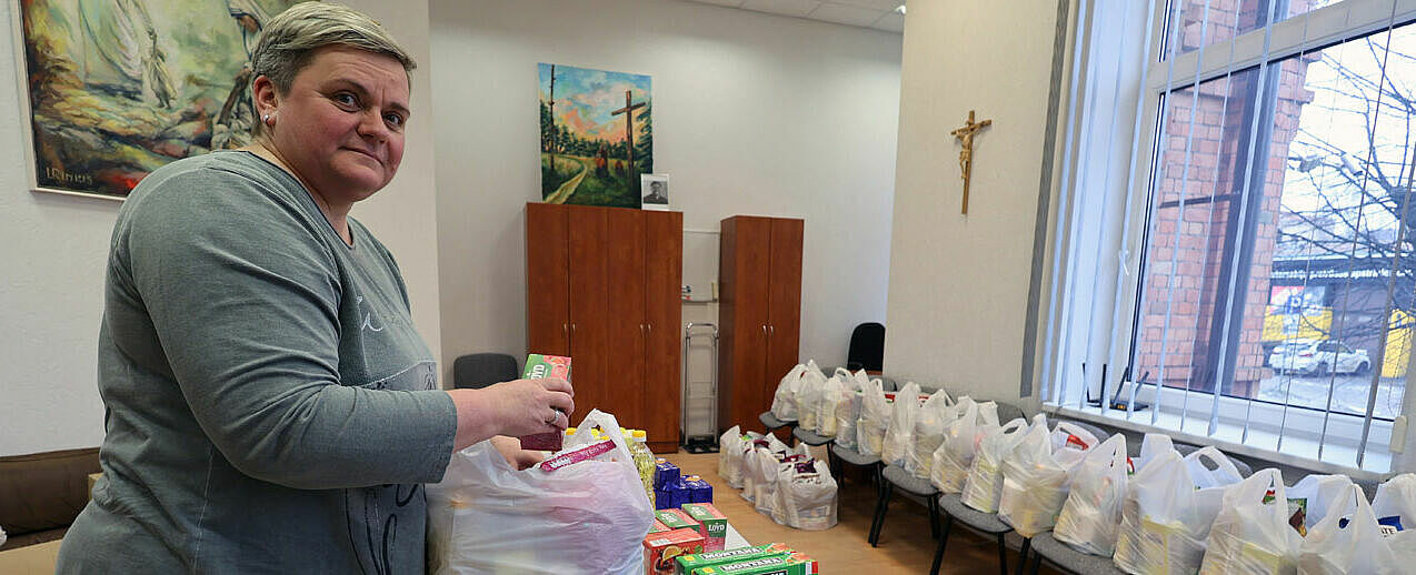 Malteser Lettland Generalsekretärin Inese Motte packt im Büro in Riga Lebensmittelpakete für ukrainische Geflüchtete. (Foto: M. Nowak