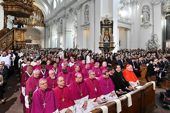 Während des Pontifikalamts im Fuldaer Dom (Foto: Bistum Fulda - Ralph Leupolt, Dr. Arnulf Müller)