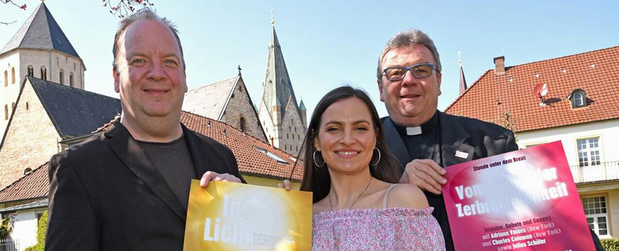 Charles Coleman (von Links), Adriana Valdés und Monsignore Georg Austen freuen sich darauf, dass wichtigste Fest im christlichen Kirchenjahr gemeinsam gestalten und feiern zu können. (Foto: Patrick Kleibold)