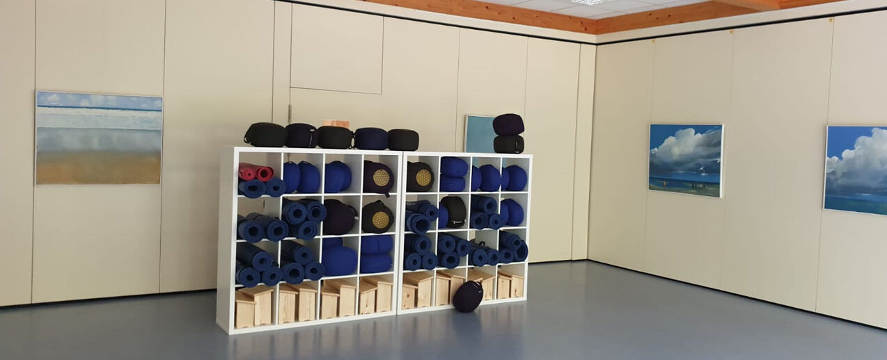 Im Regal sieht man Hocker, Yogakissen und Matten im Raum der Stille im Gymnasium Eichsfeld. (Foto: Peter Senft)