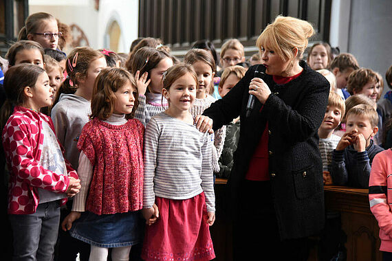 Maite Kelly singt mit Schülern der Domsingschule Aachen während der Eröffnung der Weihnachtsmannfreien Zone. (Foto: Theresa Meier)