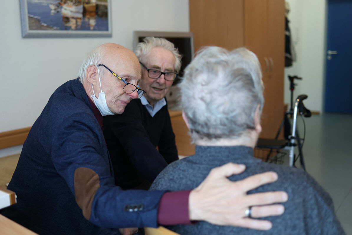 Roland Steinfurth besucht das Ehepaar Kühnel im Seniorenheim. (Foto: Markus Nowak)