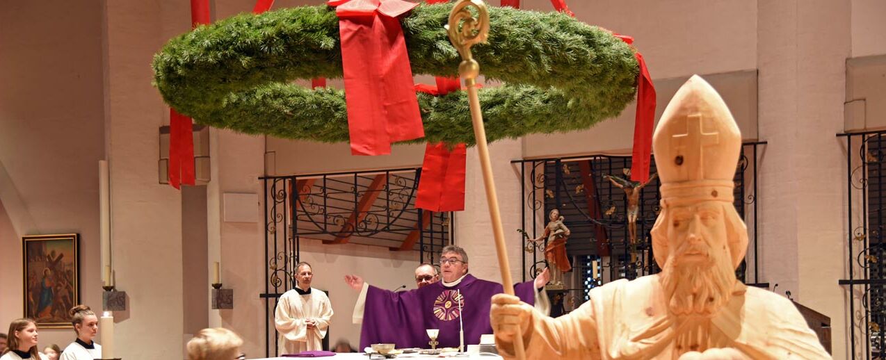 Monsignore Georg Austen segnete während eines feierlichen Gottesdienstes die neue Holznikolausfigur in Hövelhof. (Foto: Patrick Kleibold)