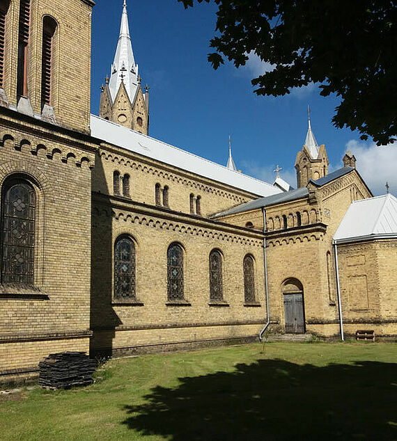 Das Foto zeigt die Kathedrale St. Josef mit neuem Dach. Foto: Bistum Liepaja