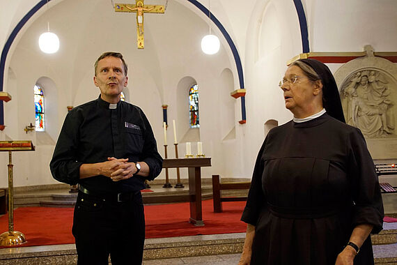 Pfarrer Markus Hahn erläutert in der Kirche Herz Jesu seine Diaspora-Situation, wo junge Leute vielfach versuchen anderswo eine Arbeit finden. (Foto: Hubertus Konitz)