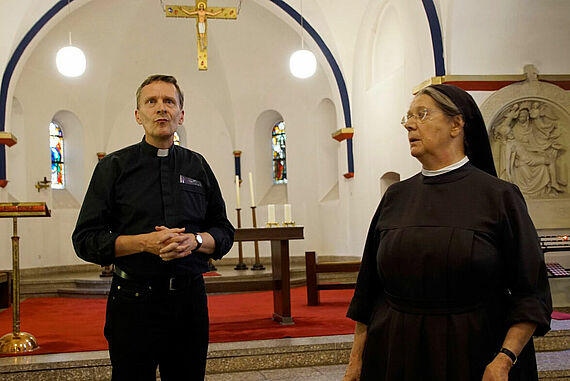 Pfarrer Markus Hahn erläutert in der Kirche Herz Jesu seine Diaspora-Situation, wo junge Leute vielfach versuchen anderswo eine Arbeit finden. (Foto: Hubertus Konitz)