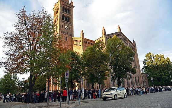 Bereits elf Stunden vor Konzertbeginn kamen die ersten eingeschworenen Kelly Fans zur Peter und Paul Kirche. Foto: Kleibold