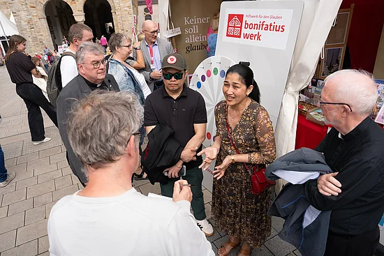 Bonifatiuswerk-Generalsekretär Msgr. Georg Austen mit Gästen aus der Diaspora (Kopenhagen/Grönland). Foto: Hartmut Salzmann