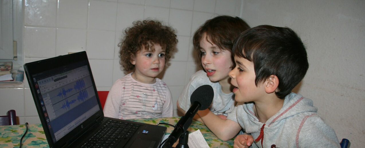 Aufnahme läuft: Liora (3), Felicia (11) und Jonas (6) (v.li.) sprechen die Texte ihrer Rollen für das Hörspiel der Radiokinderkirche ein und verfolgen auf dem Laptop die Signale. Foto: (Radiokinderkirche)