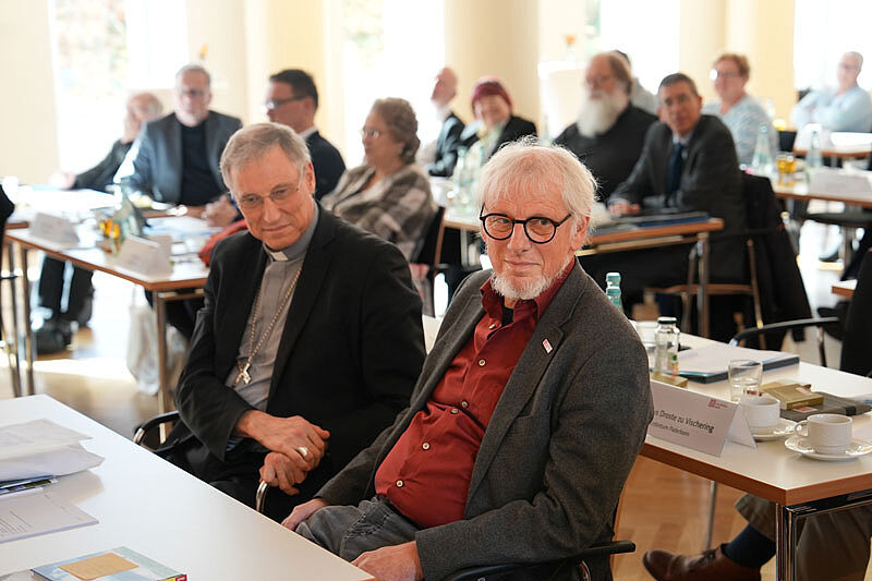 Der ehemalige Vizepräsident Bernd Duhn (Erzbistum Hamburg) wurde aus dem Bonifatiusrat verabschiedet. Links neben ihm Erzbischof Zbignevs Stankevics aus Riga in Lettland.