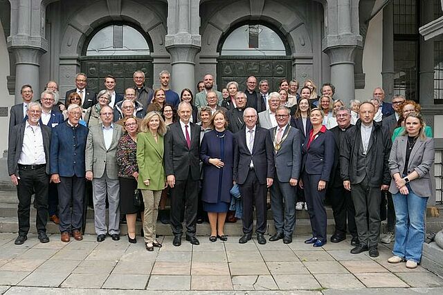Bischöfe, Bonifatiusrat, Bonifatiuswerk, Botschafterinnen und Botschafter sowie Bürgermeister: Gruppenfoto vor dem Historischen Rathaus der Stadt Paderborn. (Foto: Simon Helmers)