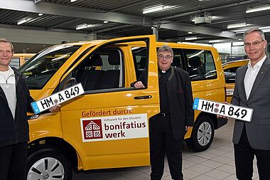 Für die katholische Kirchengemeinde St. Augustinus in Hameln im Bistum Hildesheim ist es der erste BONI-Bus. Von Links: Hubert Hennig, Monsignore Georg Austen und Pfarrer Stephan Uchtmann. (Fotos: Patrick Kleibold)