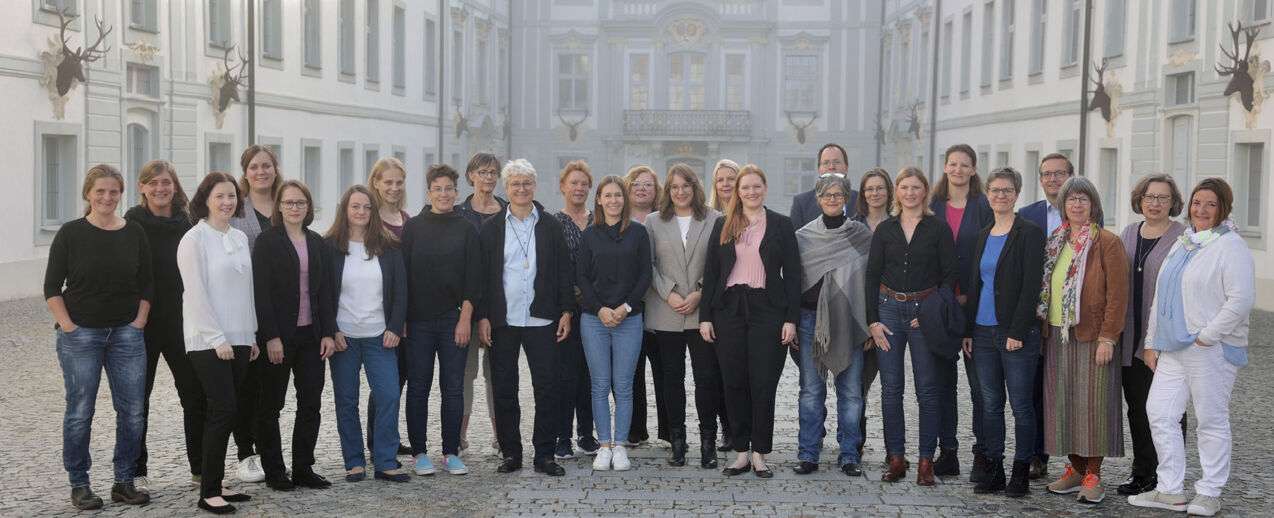 Mentees und weitere Beteiligte des Mentorings der Gruppe 6b am 21.9.2022 vor dem Tagungshaus Schloss Hirschberg. (Foto: Bistum Eichstätt).