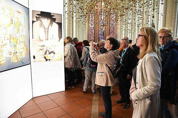 Das Motiv der Menschenfamilie fasziniert die zahlreichen Besucher der Ausstellung Foto: Theresa Meier