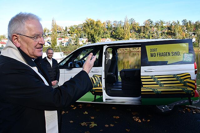 Bischof Timmerevers hat das Fahrzeug gesegnet. (Foto: Michael Baudisch)