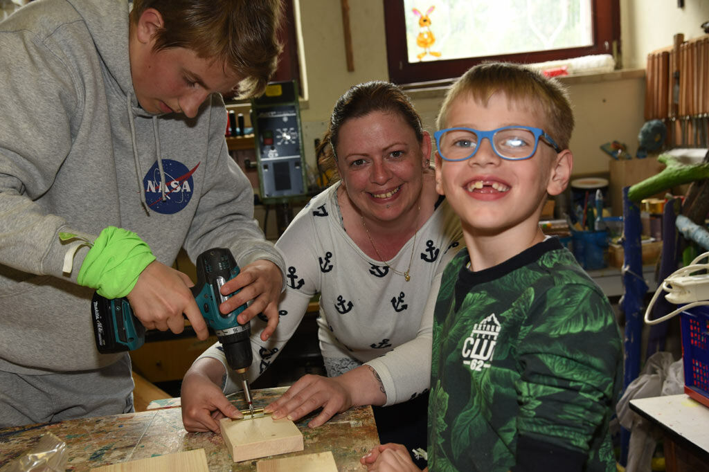 Die Arbeit in der Holzwerkstatt bringt Kindern und Eltern Freude. (Foto: Patrick Kleibold)