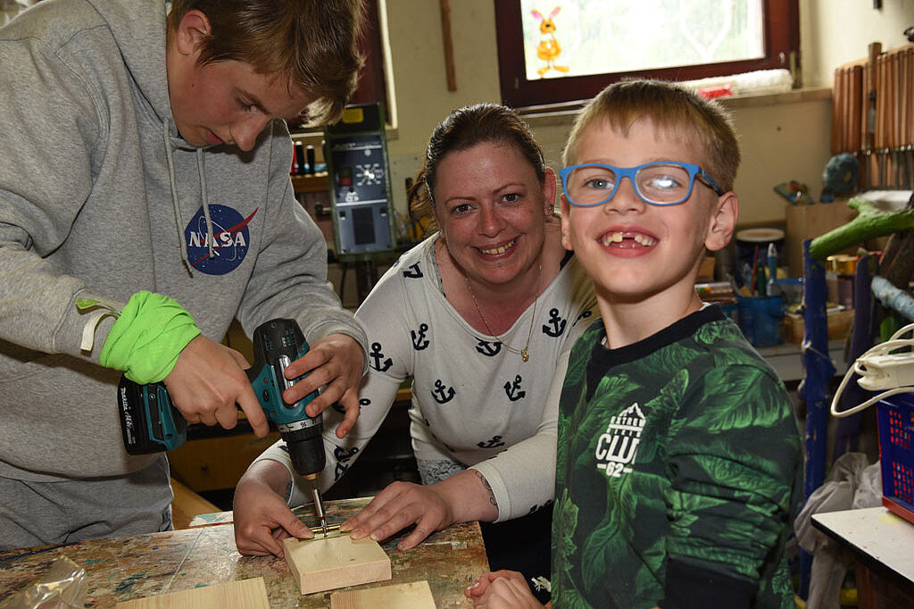 Die Arbeit in der Holzwerkstatt bringt Kindern und Eltern Freude. (Foto: Patrick Kleibold)