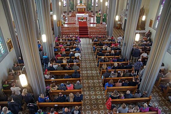 Junge Gemeinde, eine immer gut besuchte Kirche. Foto: Bonifatiuswerk