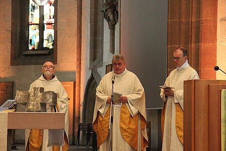 Prior Joël aus dem norwegischen Zisterzienserkloster Munkeby, Monsignore Georg Austen, Generalsekretär des Bonifatiuswerkes, und Pfarrer Hermann Hülsmann vom Ansgar-Werk Hamburg/Osnabrück. (Foto: Matthias Band)