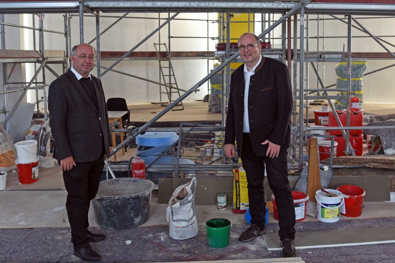 Pfarrer Georg Kersting (l.) ist dankbar für die Förderung des Diözesan-Bonifatiuswerkes Paderborn. So kann das Gemeindeleben in der Diaspora-Kirchengemeinde St. Marien in Schlangen finanziell entlastet und räumlich belebt werden. Diözesansekretär Matthias Micheel (r.) überbringt die Bewilligung. Foto: Thomas Throenle