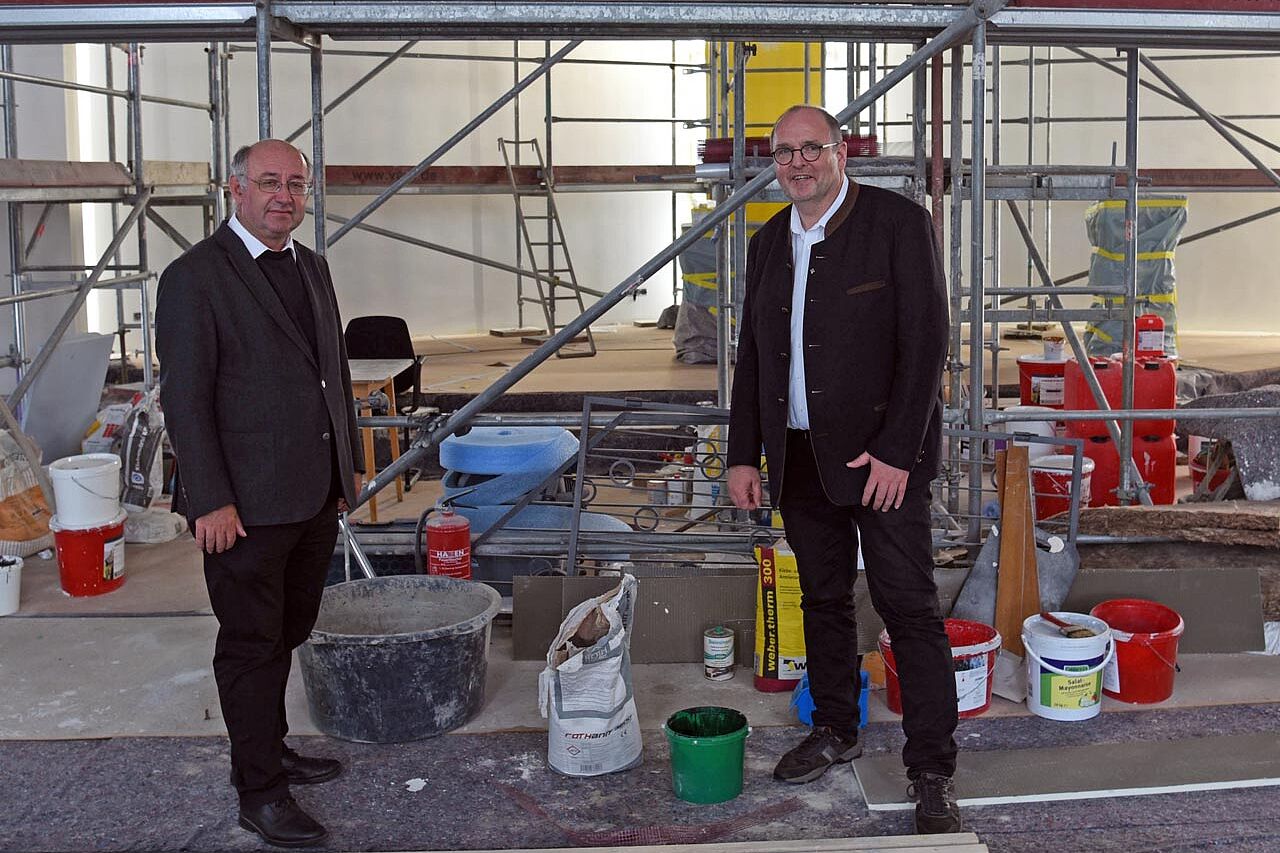 Pfarrer Georg Kersting (l.) ist dankbar für die Förderung des Diözesan-Bonifatiuswerkes Paderborn. So kann das Gemeindeleben in der Diaspora-Kirchengemeinde St. Marien in Schlangen finanziell entlastet und räumlich belebt werden. Diözesansekretär Matthias Micheel (r.) überbringt die Bewilligung. Foto: Thomas Throenle