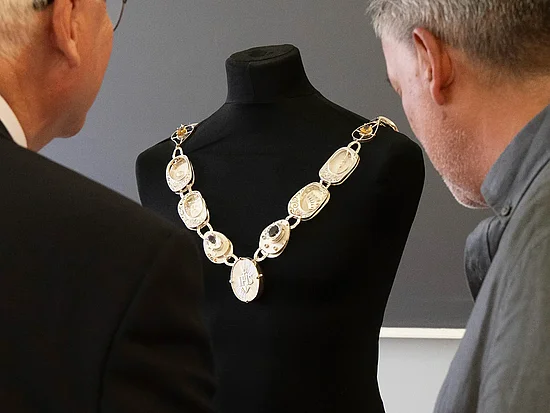 Zum Abschluss der Feier überreichte der Silberschmied Fernando Fabris dem Präsidenten eine akademische Kette, die er eigens für diesen Anlass angefertigt hatte. Foto: Ritha Eriksson 