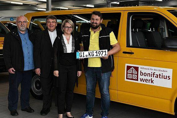 Im Bild von links: Pfarrer Marijan Petričevic, Monsignore Georg Austen, Tina Karaula, Pero Karaula. Foto: Sr. Theresita M. Müller