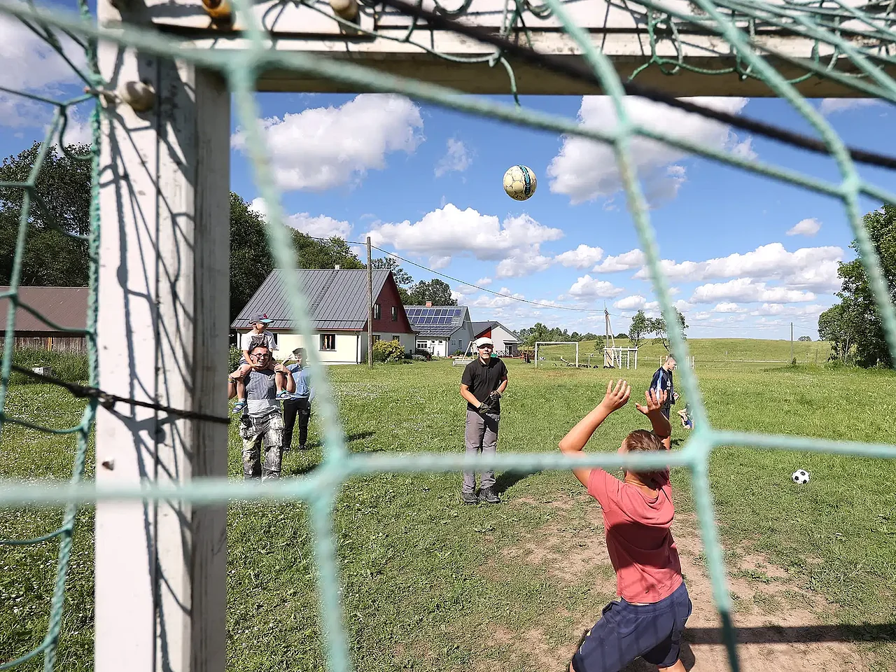 Die älteren Kinder spielen leidenschaftlich gerne Fußball. (Foto: Markus Nowak)
