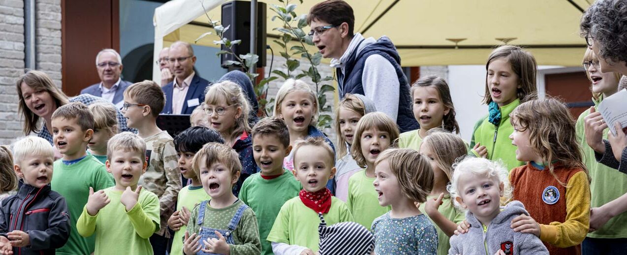 Auch die Kitakinder vom Christlich-naturnahen Kinderhaus steuerten zur Einweihungsfeier des Neubaus ein Ständchen bei "Herein, herein, wir laden alle ein", lautete die Hauptzeile. (Foto: Jörg Farys)
