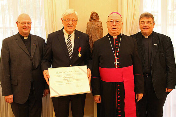 Der Generalsekretär des Bonifatiuswerkes der deutschen Katholiken gehörte zu den ersten Gratulanten. V.l.n.r.: Generalvikar Alfons Hardt, Heinz Paus, Erzbischof Hans-Josef Becker, Monsignore Georg Austen. Foto: pdp - Erzbistum Paderborn 