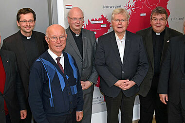 v.l.: Dr. Gerhard Albert (Geschäftsführer Renovabis), Ordinariatsrat Thomas Renze (Leiter Seelsorgeamt Bistum Fulda), Pfarrer Klaus Hoheisel (Bistum Passau), Generalvikar Alfons Hardt (Erzbistum Paderborn), Pfarrer Alfred Manthey (Bistum Münster), Monsignore Georg Austen (Geschäftsführer Diaspora-Kommissariat) und Generalvikar Theo Paul (Bistum Osnabrück). Foto: Patrick Kleibold