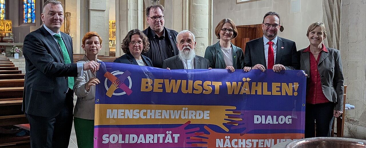 Stellten die Initiative vor (von links): Sven Gora, Patricia Erben-Grütz, Daniela Bethge, Christoph Tekaath, Bischof Gerhard Feige, Julia Lehnert, Thomas Keitzl und Friederike Maier. (Foto: Bistum Magdeburg)
