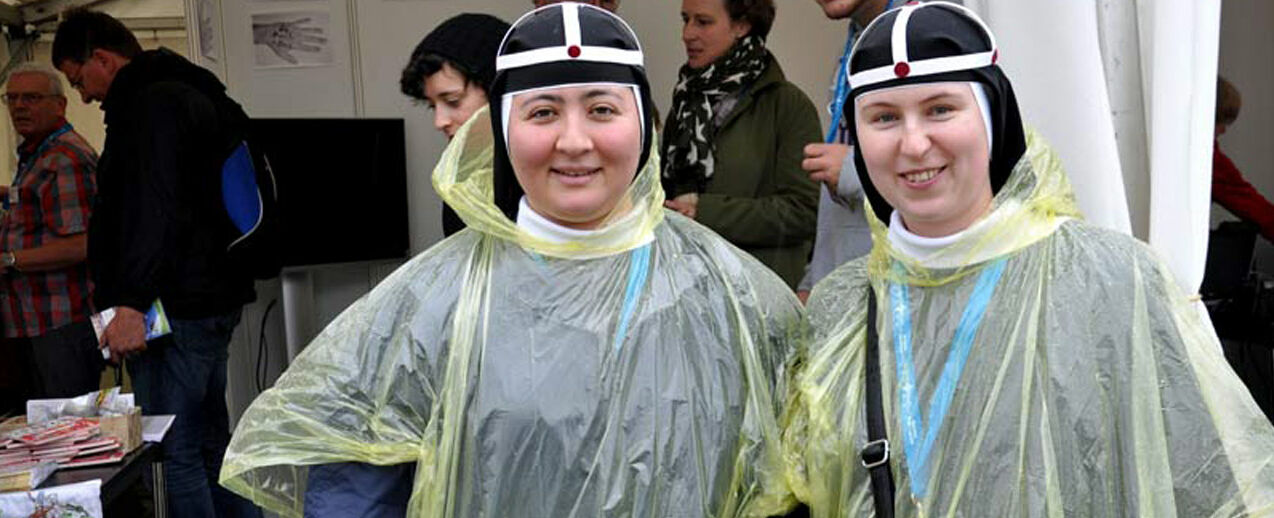 Die Birgittinnen aus Bremen lassen sich die Laune durch das Wetter nicht vermiesen.